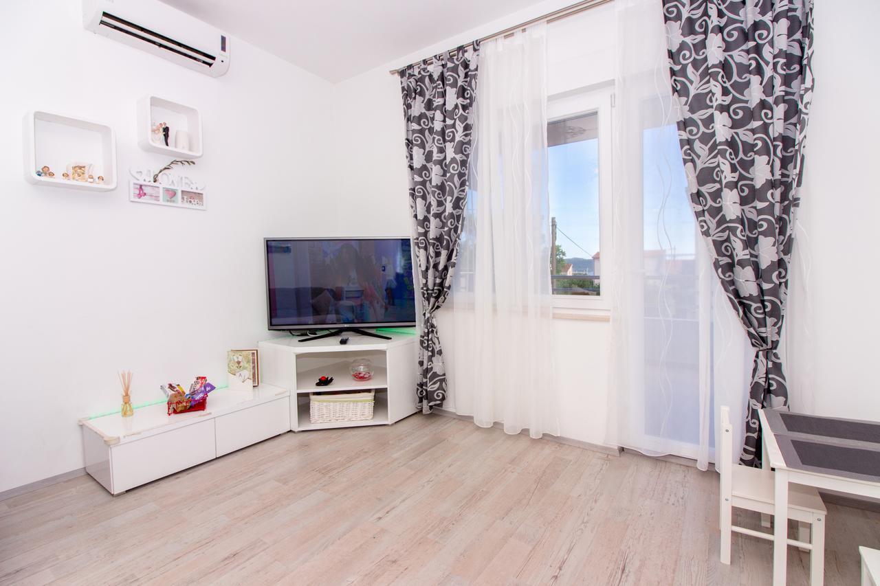 Apartment Villa Rina- Heated Salt Water Pool Kaštela Extérieur photo